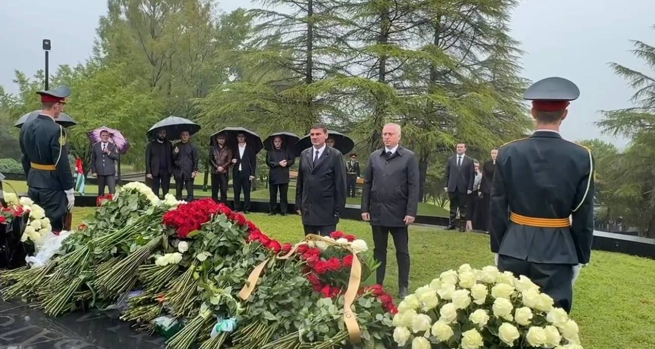 Бадра Гунба возложил цветы к мемориалу первого президента Владислава Ардзинба