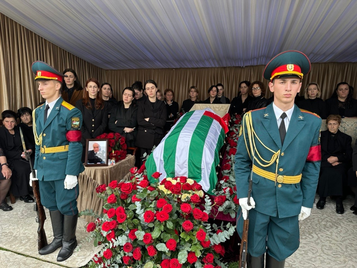 Сегодня простились с заслуженным врачом, Героем Абхазии Апполоном Гургулия