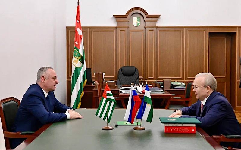Бадра Гунба встретился с председателем Госсобрания Башкортостана Андреем Назаровым и вручил ему орден «Ахьдз-Апша» II степени