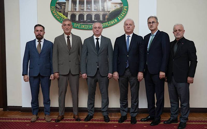 Президент Бадра Гунба встретился с делегацией абхазской диаспоры из Турции