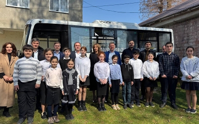 Вице-губернатор Санкт-Петербурга передал школьный автобус селу Куланырхуа