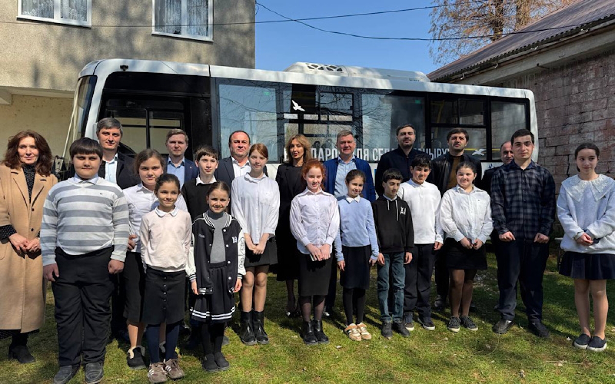 Вице-губернатор Санкт-Петербурга передал школьный автобус селу Куланырхуа