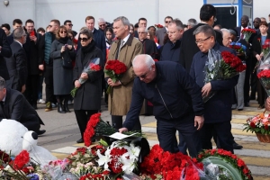 Абхазские дипломаты чтят память жертв теракта