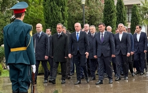 Президент Бадра Гунба возложил цветы к мемориалу в Парке Славы