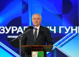 Бадра Гунба приветствовал участников марафона 