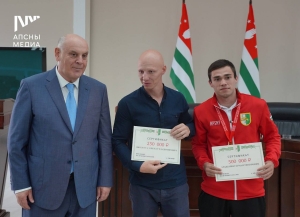 Президент Абхазии наградил призеров спортивных Игр БРИКС