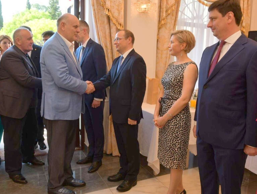 Все мы накануне новой эпохи: в посольстве Российской Федерации в Абхазии состоялся торжественный приём