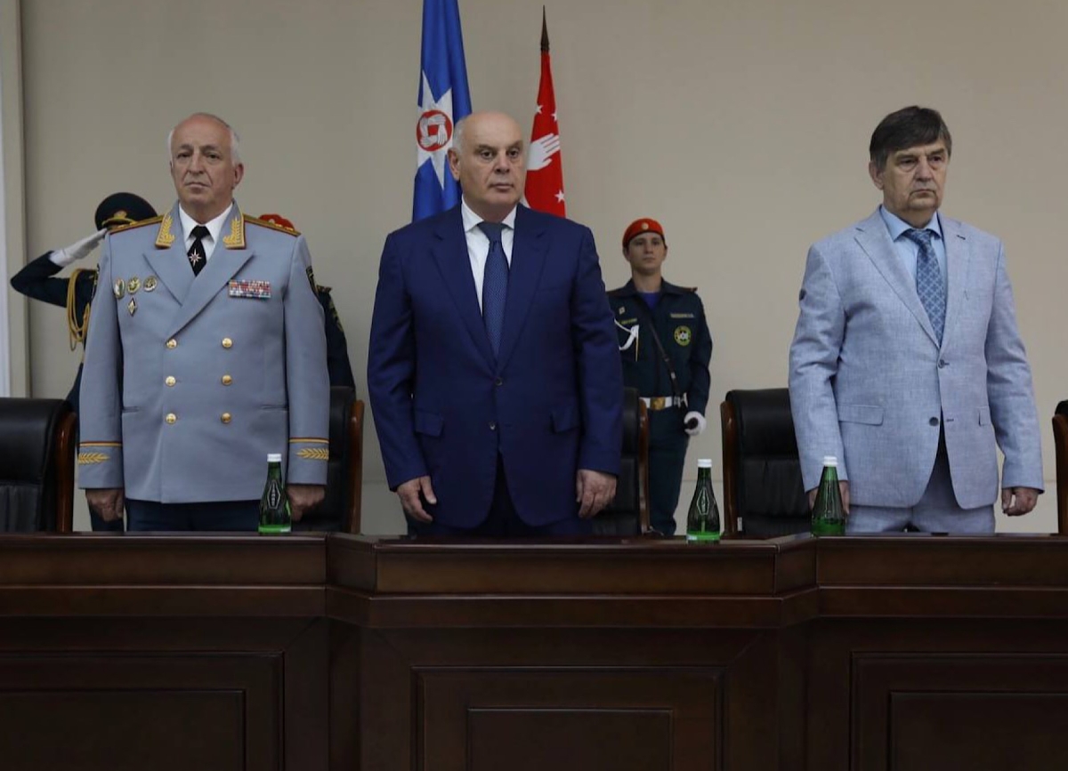 Президент Абхазии поздравил спасателей с 18-летием службы