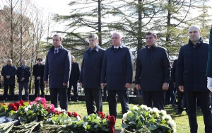 Президент Бадра Гунба почтил память Первого Президента Абхазии Владислава Ардзинба