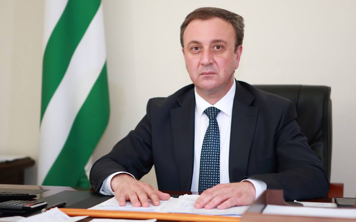 Премьер-министр Владимир Делба подписал распоряжение о мерах по реализации центральными органами госуправления меморандумов, соглашений и договоров, подписанных по итогам Международного экономического форума &laquo;Абхазия - инвестиции в будущее&raquo;