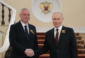 Президент Абхазии Бадра Гунба прибыл на встречу с президентом России Владимиром Путиным.   Стороны обсудят вопросы двусторонних взаимоотношений между странами