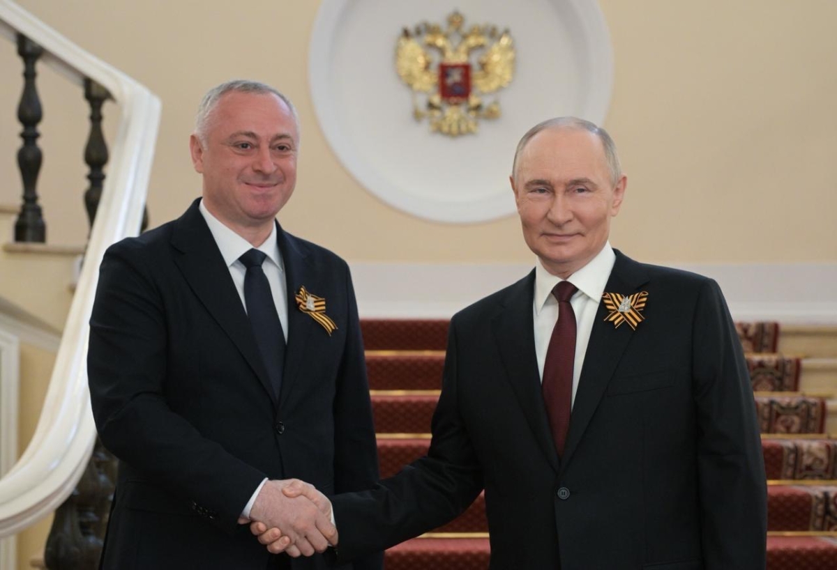 Президент Абхазии Бадра Гунба прибыл на встречу с президентом России Владимиром Путиным.   Стороны обсудят вопросы двусторонних взаимоотношений между странами.   |
