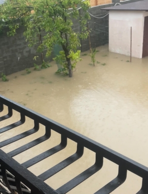 Сильный ливень в Сухуме - подтоплены частные домовладения
