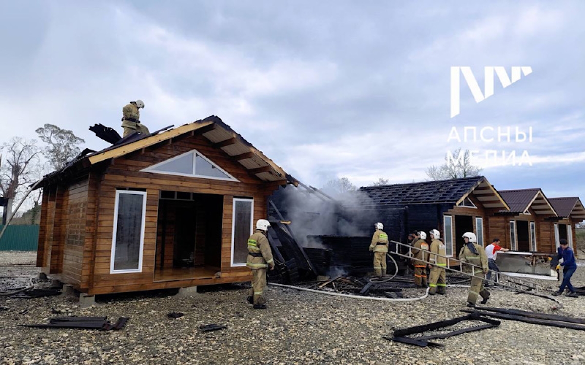 Ликвидирован пожар в частном кемпинге на Абжуйском шоссе.