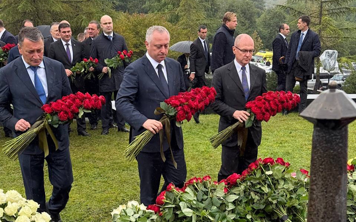 Руководство Абхазии почтило память первого президента Владислава Ардзинба