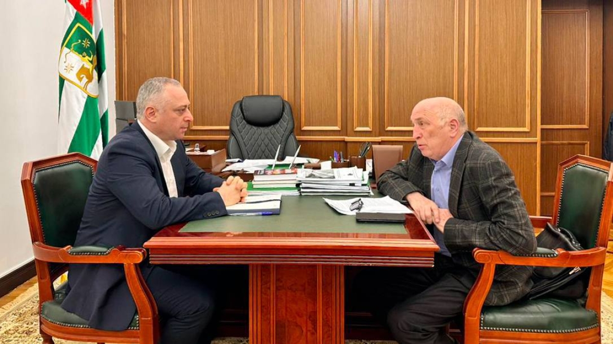 Президент Бадра Гунба&nbsp; принял общественного деятеля, председателя Ассоциации писателей Абхазии, доктора филологических наук&nbsp; Владимира Зантария